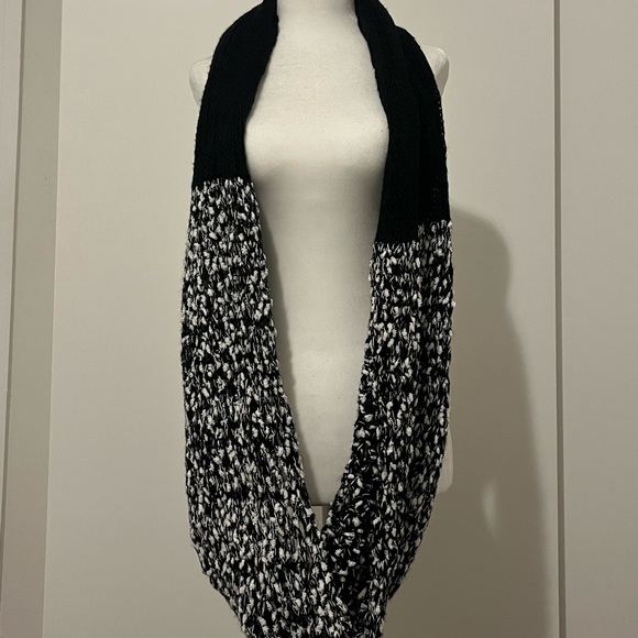INFINITY SCARF / BLACK & WHITE - Picture 3 of 3